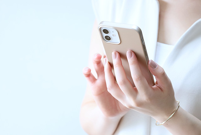 スマートフォンを操作する様子