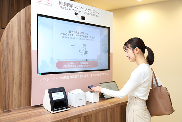 受付でQRコードをかざしてチェックイン