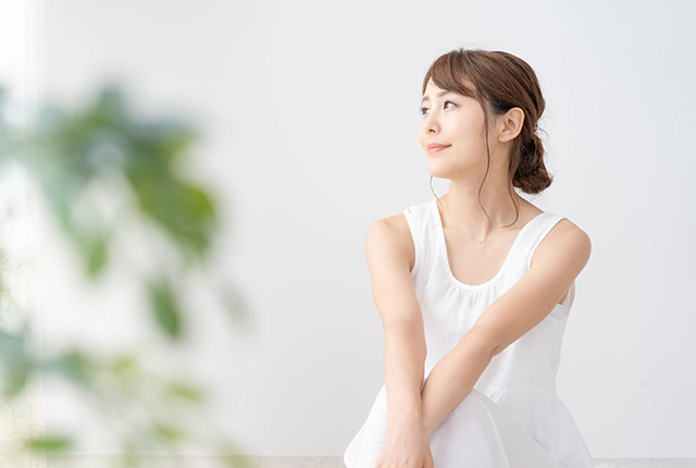 座る女性