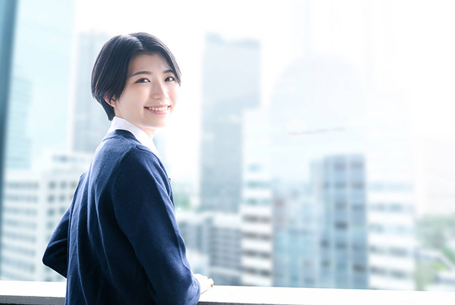 振り返る女子学生