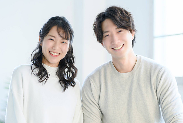 笑顔の男女